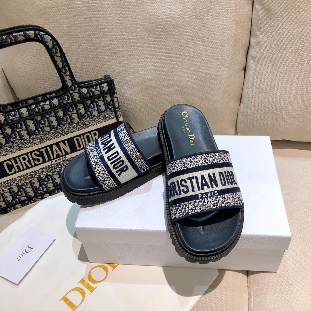 👟👟Ex-factory price P360👟👟 New version 2024- Water platform version DIOR early spring new jacquard embroidered sandals ✨🧚‍♀️ 〰〰️〰️〰️〰️️ As the D family's flagship presbyopia embroidery series sandals, new colors are added every year, and they are sold out as soon as they are new. The embroidery design is three-dimensional and very exquisite, simple and elegant, and not picky at all. It can be held in any occasion and makes people fall in love with it. ✨ Exclusive custom-made letter three-dimensional embroidery upper, high-density electric embroidery technology, without any connections or overlaps, perfect quality and complex craftsmanship. Consistent with the original version, comfortable and soft, please note the size: 35-41✨